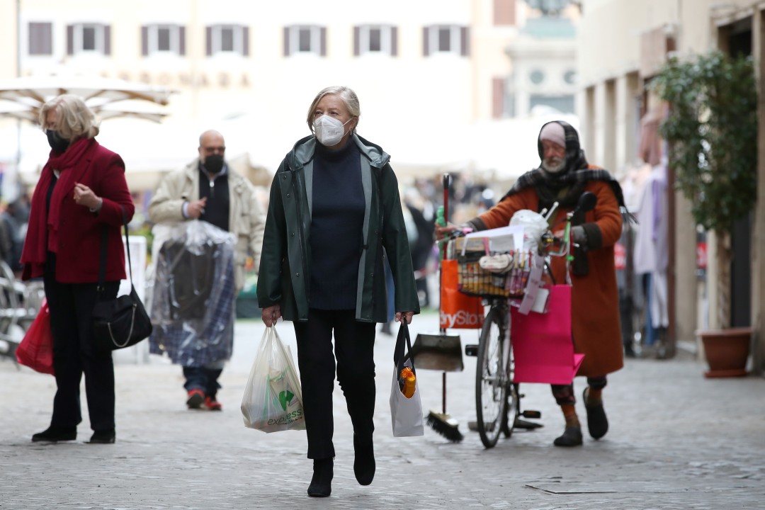 Italia vuelve al confinamiento tras aumento en contagios