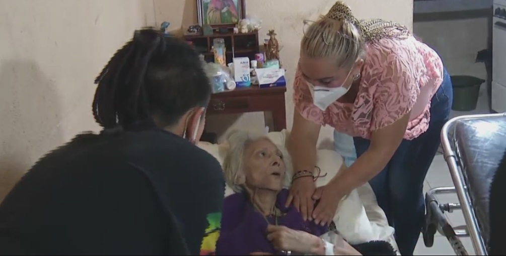 Atienden-a-abuelita-enferma-en-situación-de-abandono