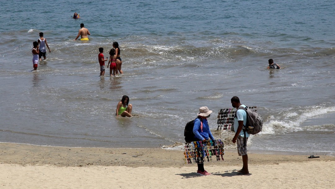 Acapulco recibe a turistas con restricciones y horarios para evitar contagios de COVID-19.