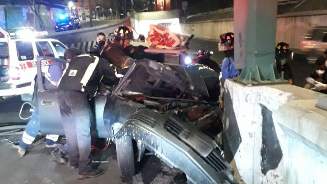 El vehículo se impactó con la aguja de incorporación a carriles laterales de Viaducto Miguel Alemán