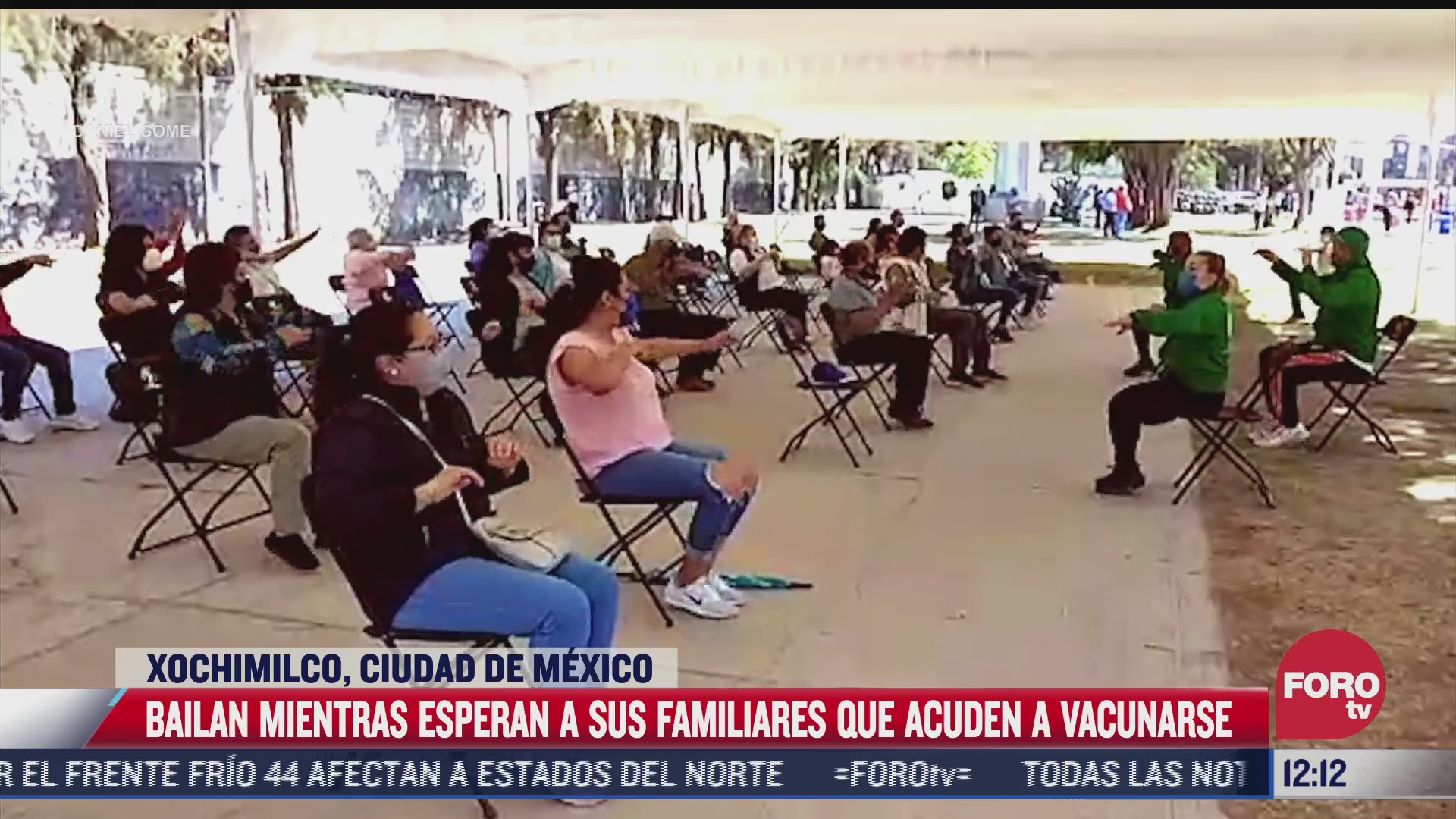 acompanantes de adultos mayores bailan mientras estos son vacunados en xochimilco
