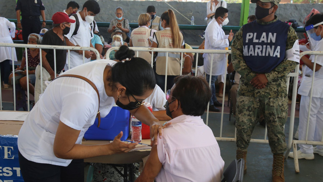 Suman más de 4 millones de adultos mayores vacunados en México