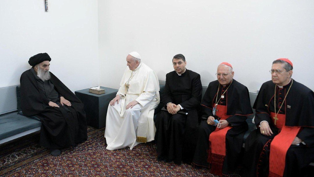 Al Sistani dice al papa Francisco que los cristianos deberían vivir en paz.