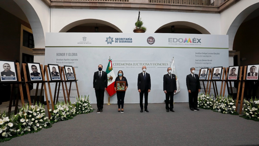 Alfredo del Mazo rinde homenaje luctuoso a los policías asesinados en el Estado de México