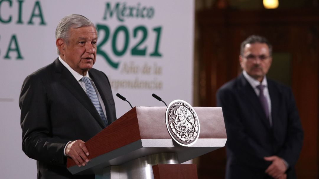 Andrés Manuel López Obrador (I), presidente de México, y Octavio Romero Oropeza (D), titular de Petróleos Mexicanos (Pemex)
