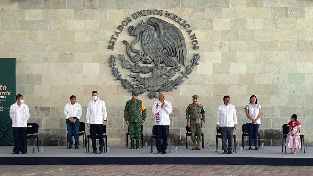 El presidente Andrés Manuel López Obrador en su visita por Guelatao, Oaxaca, para conmemorar el 215 Aniversario del Natalicio de Benito Juárez García