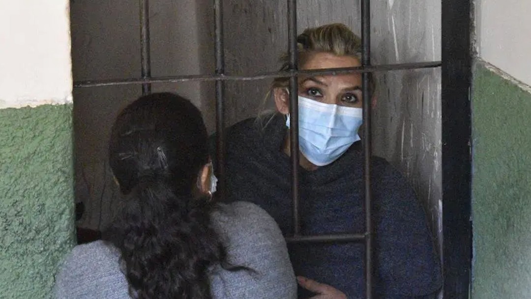 Jeanine Áñez se asoma desde las celdas en La Paz, Bolivia (EFE)