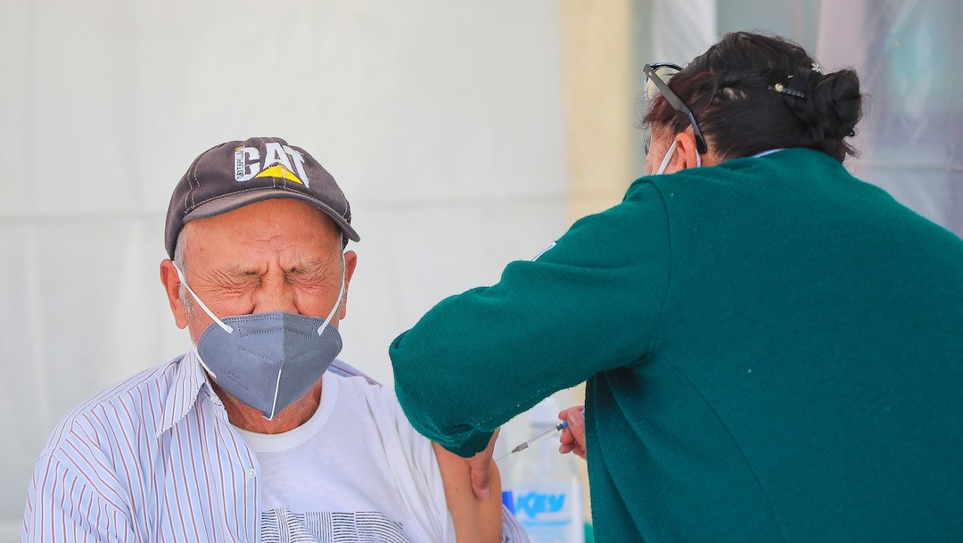 Un hombre recibe la vacuna AstraZeneca en febrero de 2021 en la Ciudad de México, México (Getty Images, archivo)