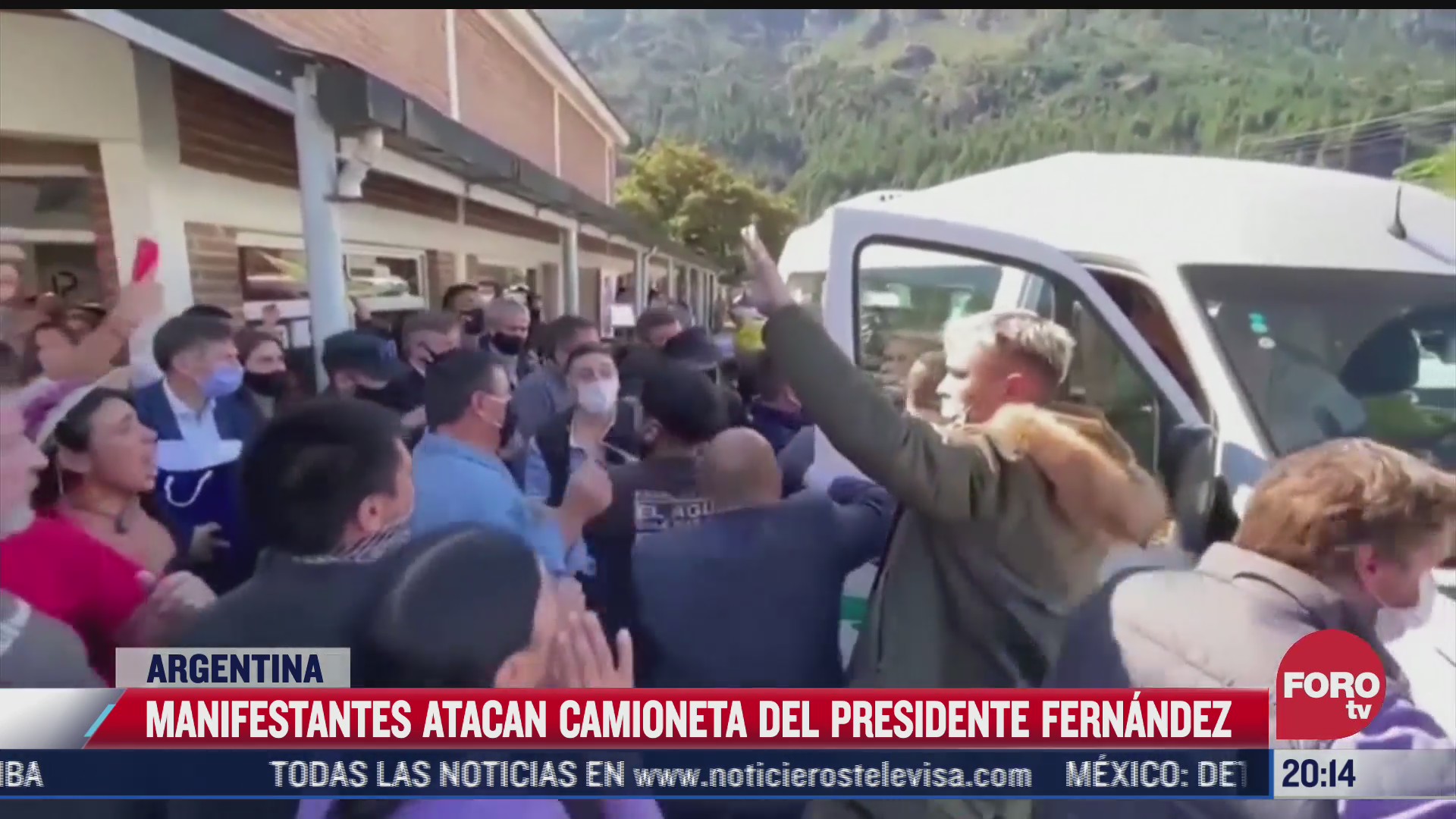 atacan camioneta del presidente de argentina