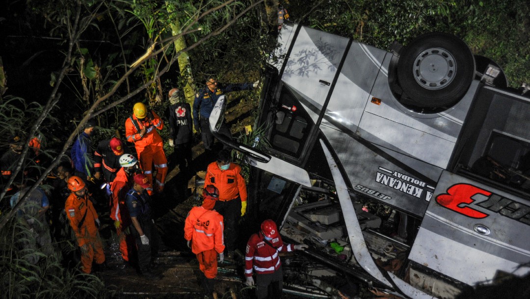 Autobús en Indonesia cae a barranco y deja al menos 27 muertos