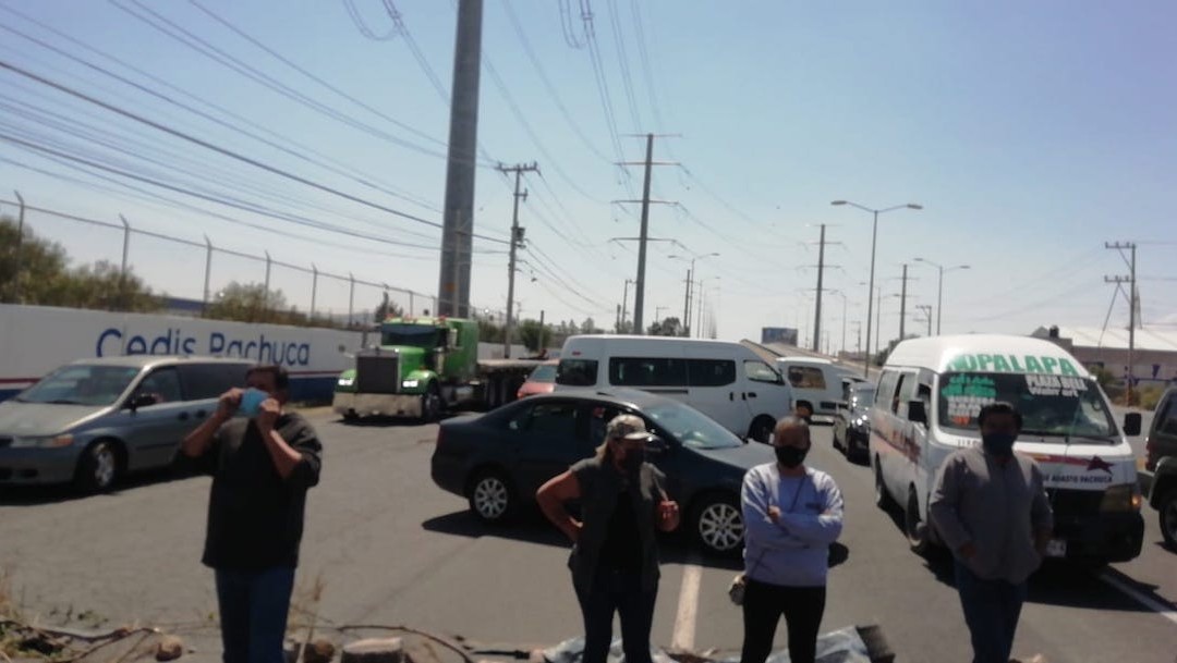 Vecinos del fraccionamiento Paseos de Chavarría en Pachuca relizan un bloqueo (Carlos Islas)