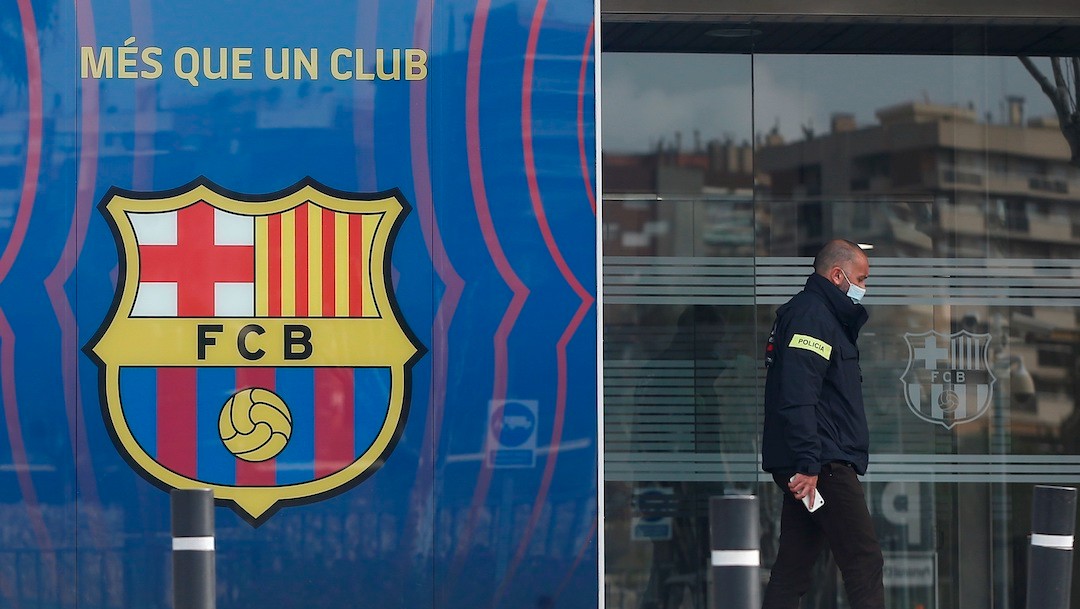 Agentes registran las oficinas del Fútbol Club Barcelona (EFE)