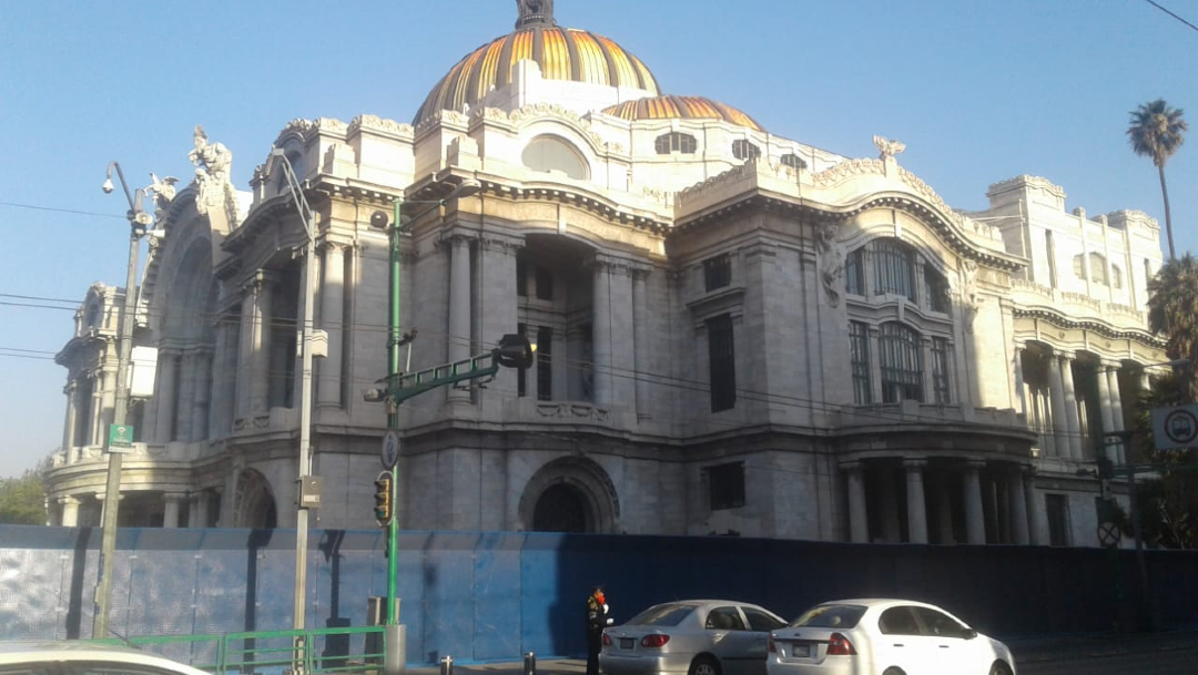 Colocan vallas metálicas en las inmediaciones del Palacio de Bellas Artes
