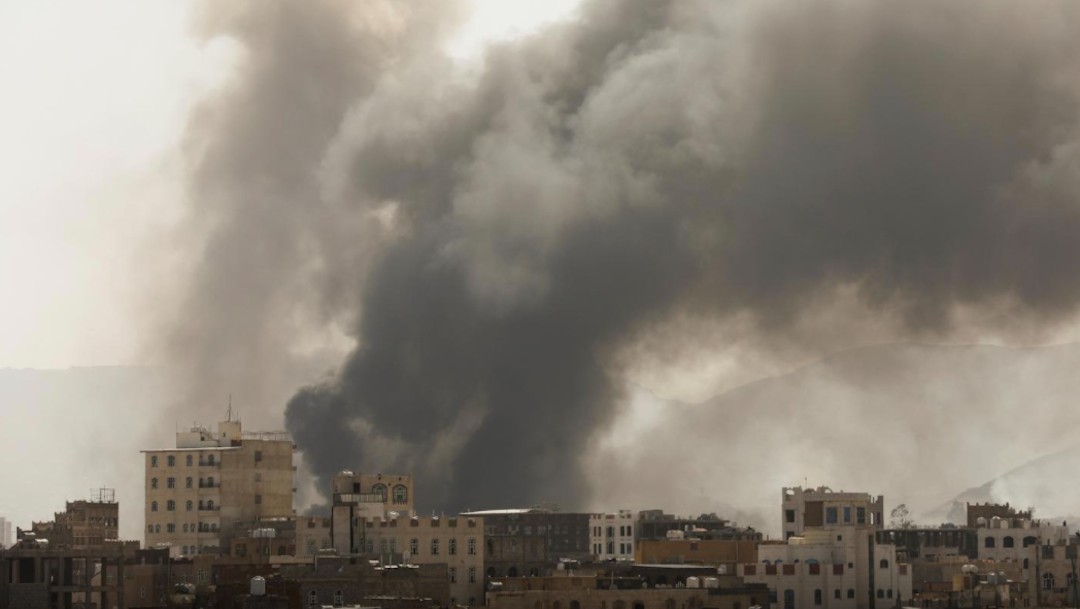 Coalición liderada por Arabia Saudita bombardea objetivos hutíes en Yemen (Reuters)