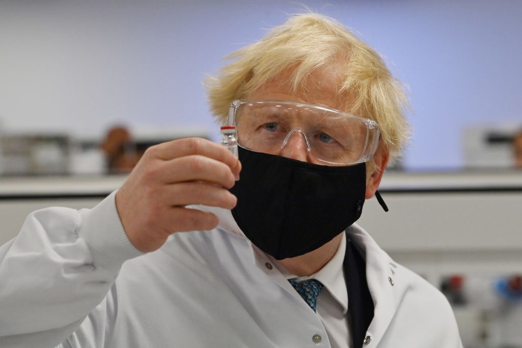 Boris Johnson visita laboratorio en el que se desarrolla la vacuna contra covid