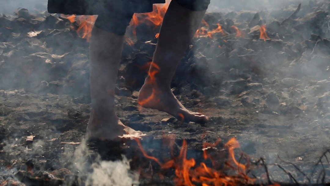 Japoneses caminan descalzos sobre brasas ardientes (Reuters)