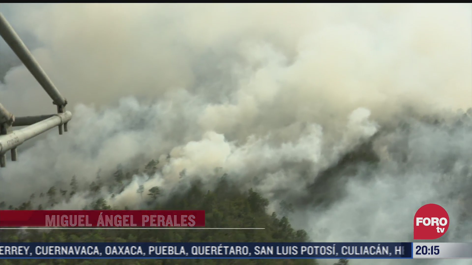 brigadistas combaten el incendio forestal en el municipio de Santiago, Nuevo León
