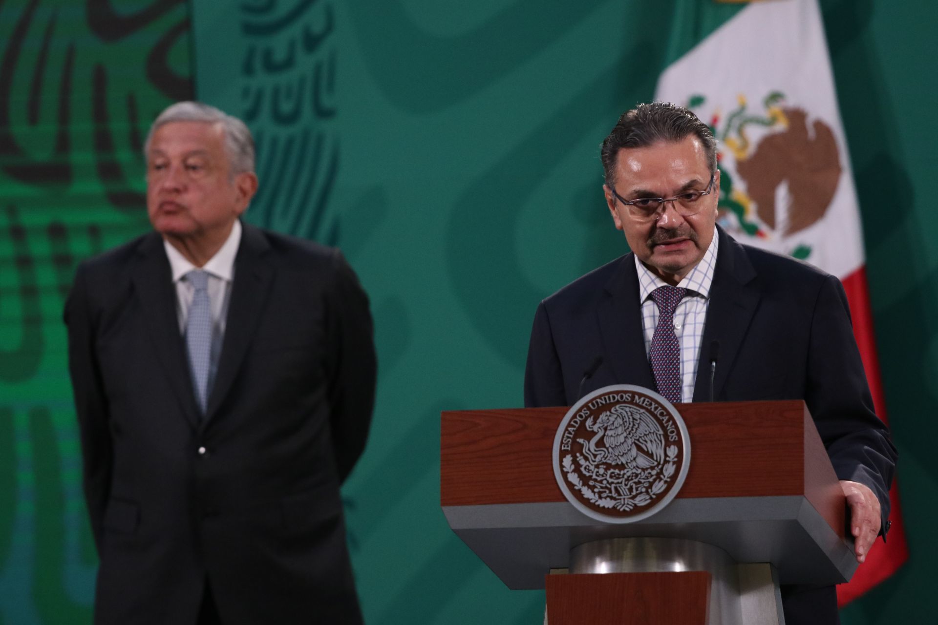 Andrés Manuel López Obrador, presidente de México (i), y Octavio Romero Oropeza (d), titular de Petróleos Mexicanos (PEMEX), encabezaron la conferencia mañanera