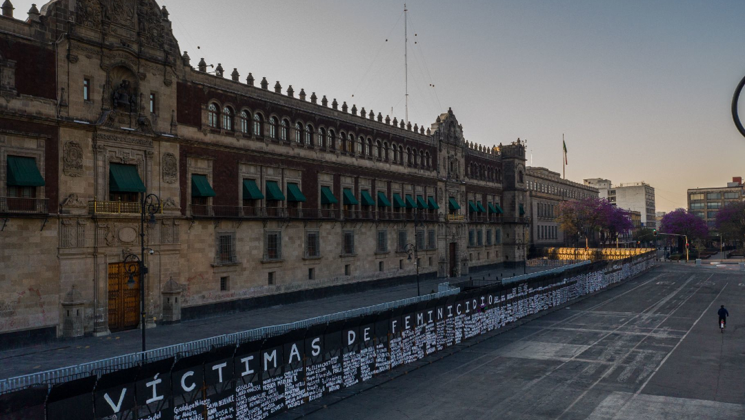 Colectivos feministas convierten la valla metálica del Zócalo en homenaje a víctimas de feminicidio