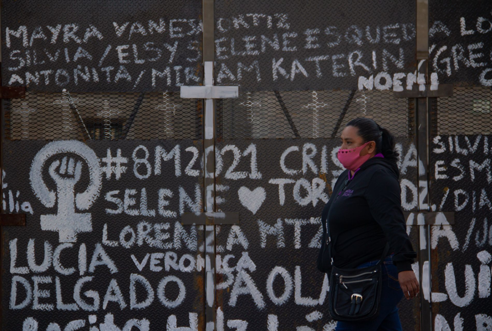 Colectivos feministas convierten la valla metálica del Zócalo en homenaje a víctimas de feminicidio
