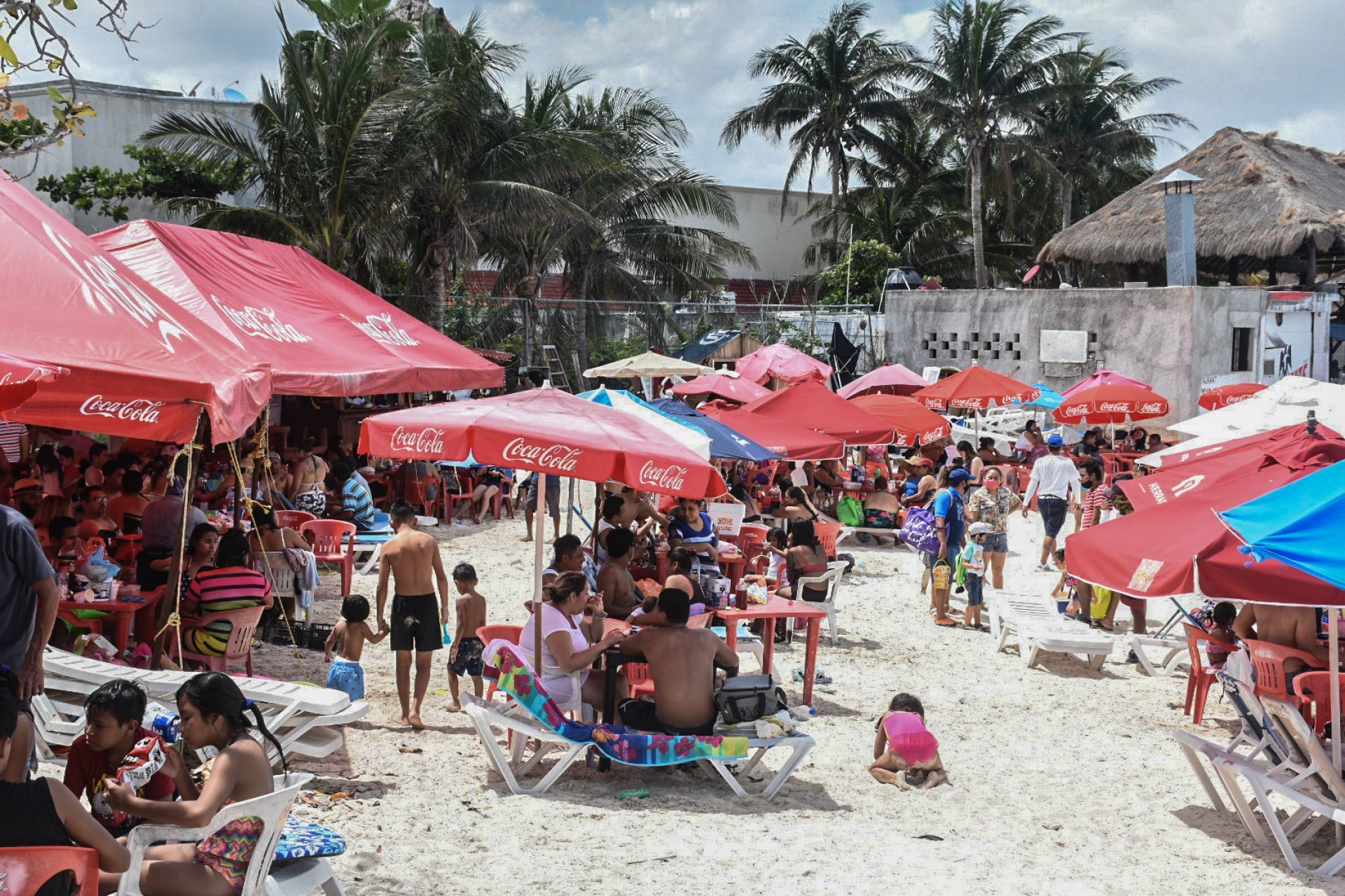 Fotos: Playas mexicanas repletas de turistas pese a COVID-19
