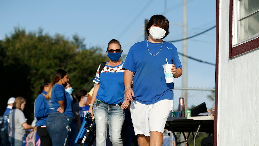 Ciudadanos usan cubrebocas en Texas (Getty Images)