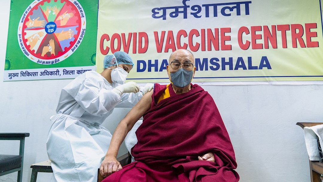 El líder espiritual tibetano Dalai Lama recibe la vacuna contra la COVID-19