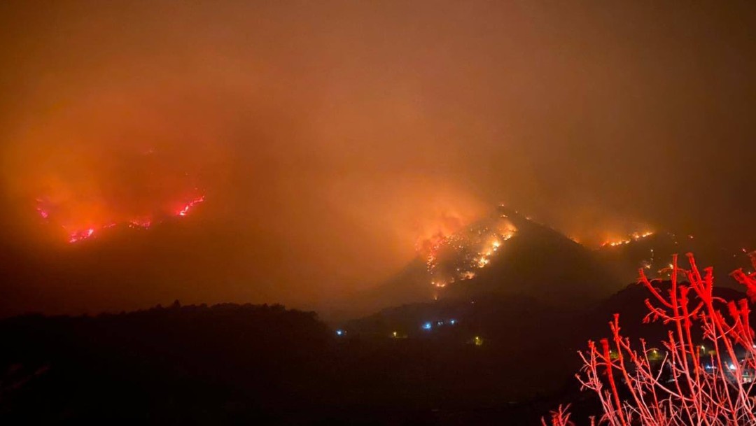 Decenas de evacuados por rápido avance de incendio forestal en Sierra de Santiago