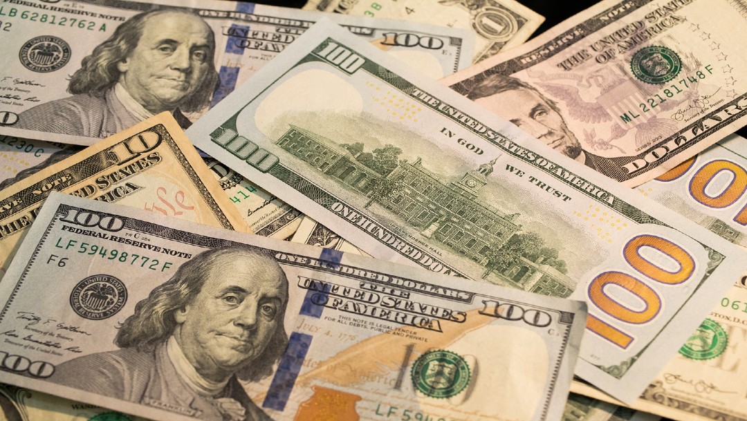 Dólar cierra a 21.21 pesos tras una estabilización de bonos en EEUU 