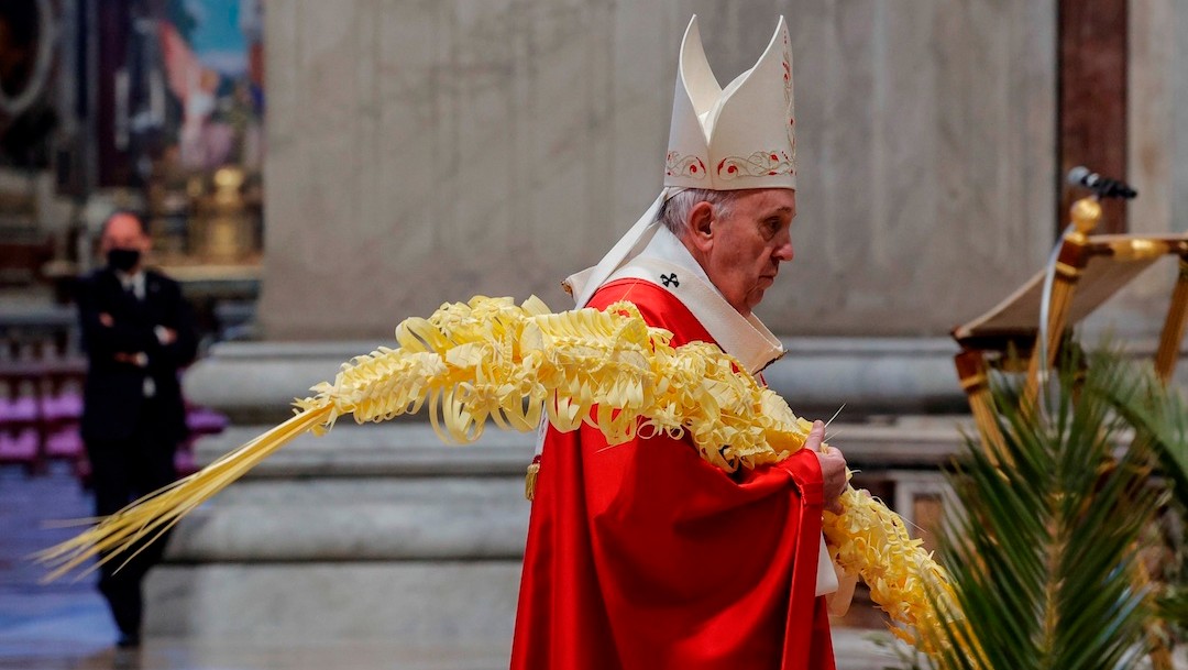 El papa Francisco se dispone a oficiar la misa del Domingo de Ramos en la basílica de San Pedro del Vaticano (EFE)