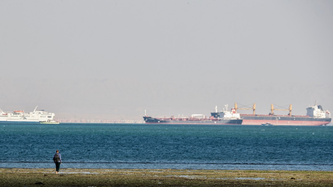 Egipto intenta sin éxito reflotar buque encallado en el canal de Suez