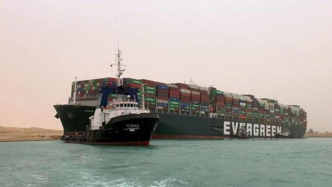 El Canal de Suez suspende temporalmente la navegación por buque varado