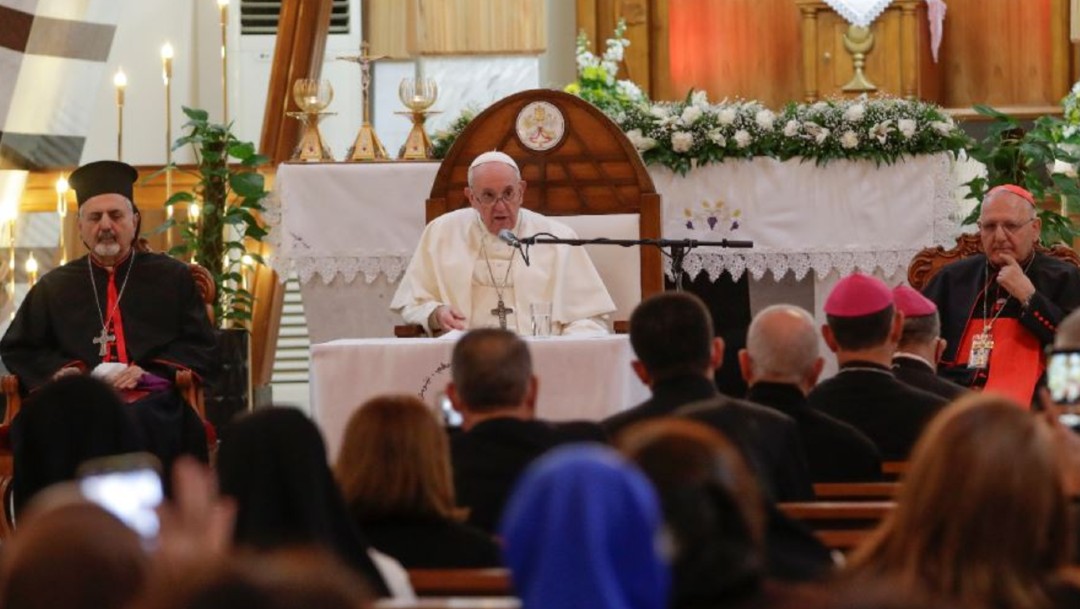 El papa en encuentro de religiones en Irak.