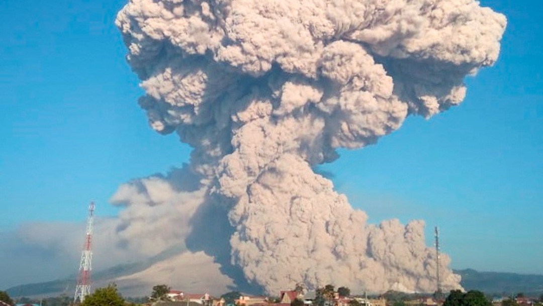 El volcán indonesio Sinabung emite columna de humo de 5 mil metros de altura