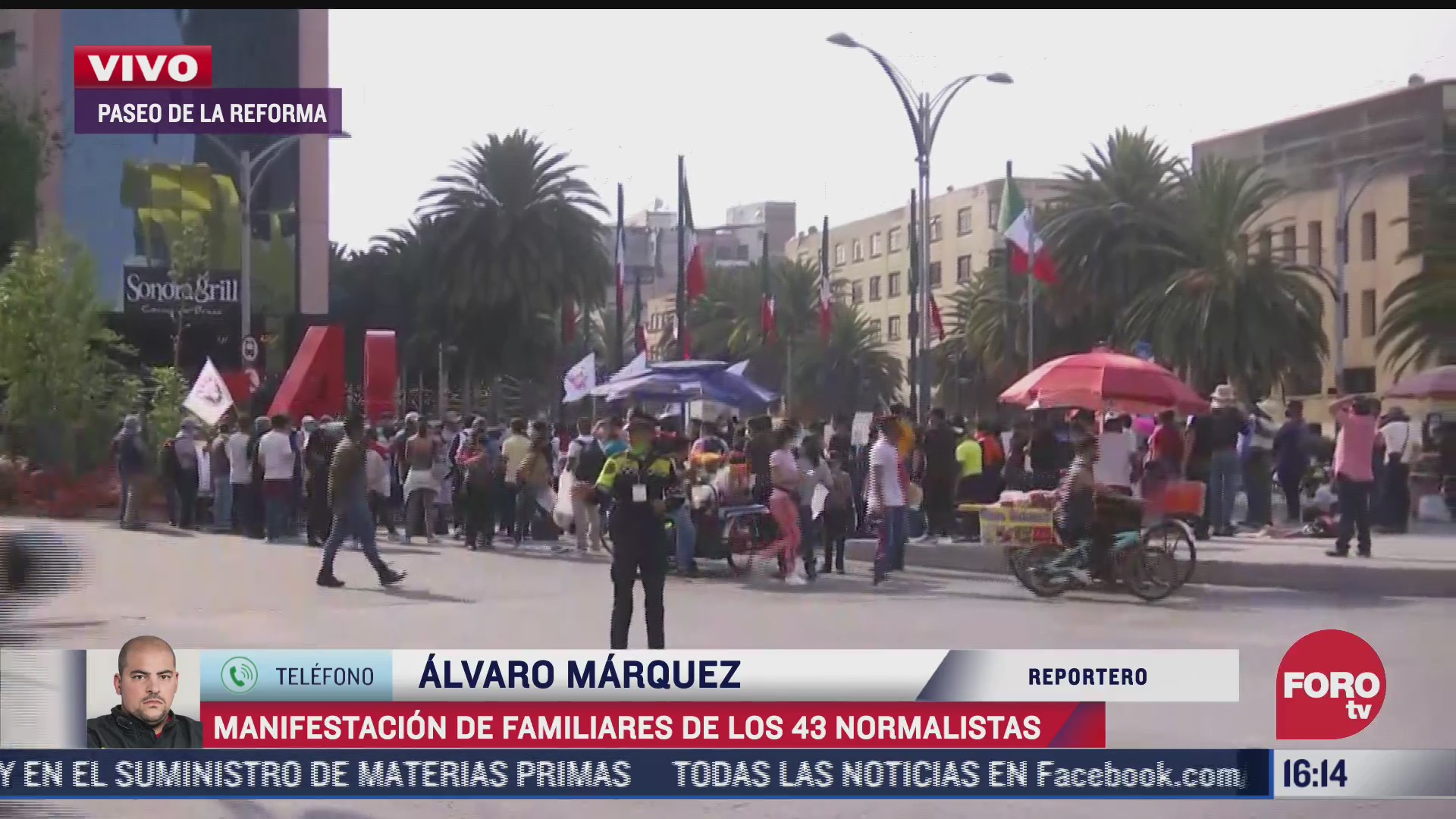 familiares de los 43 normalistas de ayotzinapa se manifiestan en paseo de la reforma