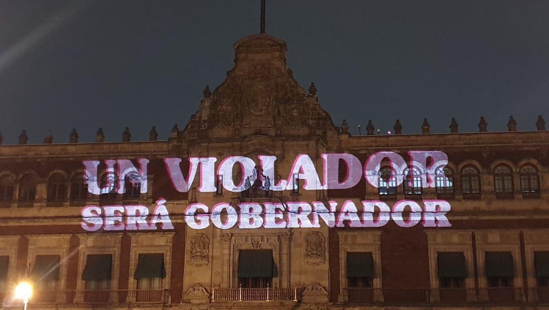 Feministas protestan contra Félix Salgado con proyecciones en Palacio Nacional