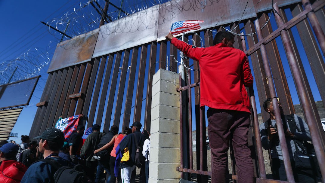 Migrantes en la valla fronteriza México-Estados Unidos en Tijuana, México (Getty Images, archivo)