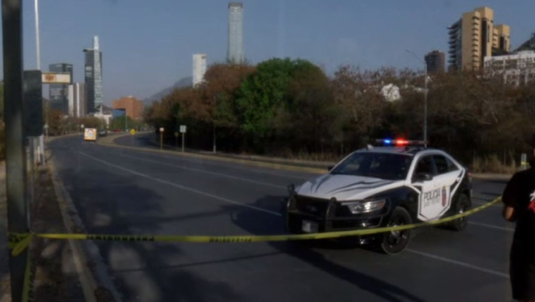 Hallan cuerpos de dos hombres encajuelados en vehículo abandonado en Nuevo León