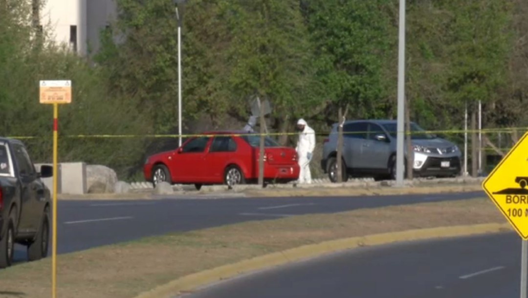 Hallan cuerpos de dos hombres encajuelados en vehículo abandonado en Nuevo León