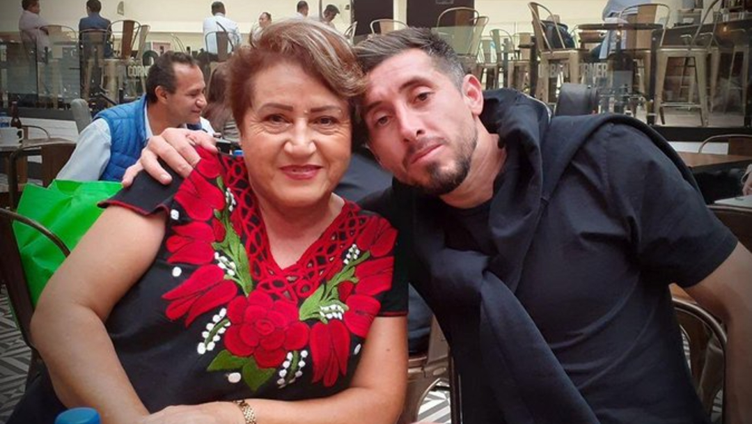 El futbolista mexicano Héctor Herrera junto a su madre, María Candelaria López