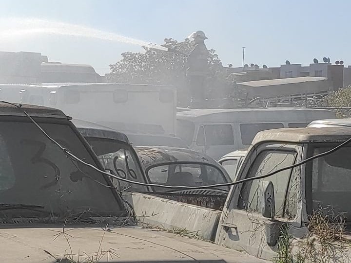 Incendio consume varios autos chatarra en un depósito de El Salto, Jalisco
