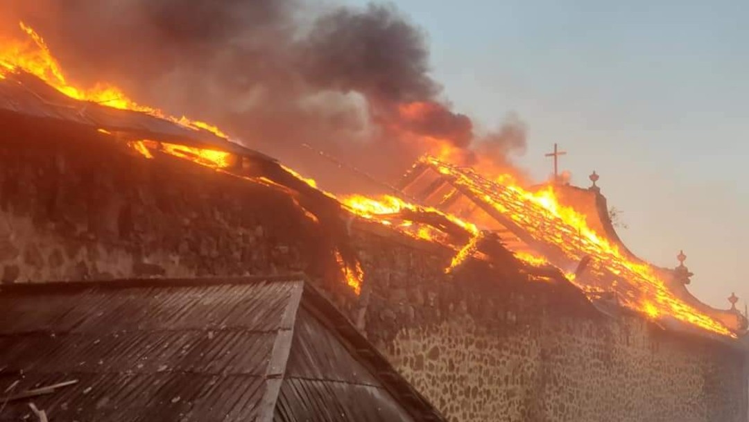 Incendio destruye templo de Santiago Apóstol en Paracho, Michoacán