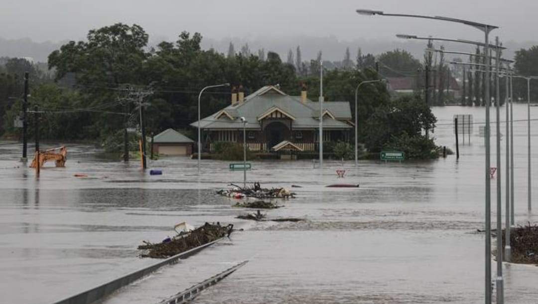 Inundaciones en Australia, las peores en décadas, amenazan con agravarse
