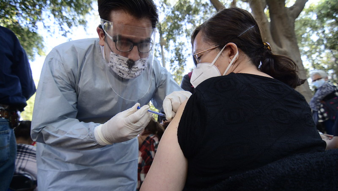 Jalisco inicia vacunación contra la COVID-19 a adultos mayores