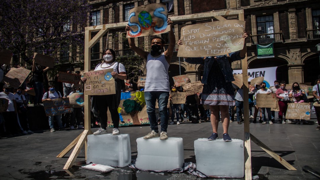 Jóvenes presentan juicios de amparo contra Ley de Industria Eléctrica en protesta frente a la SCJN