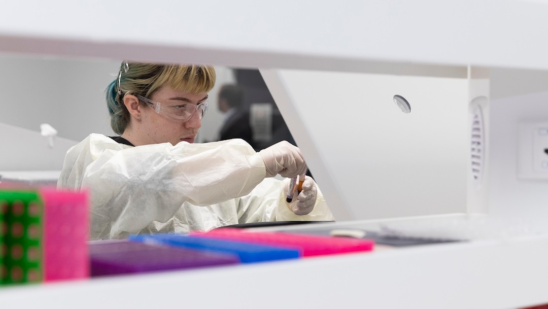 Una trabajadora aparece en un laboratorio (Getty Images, archivo)