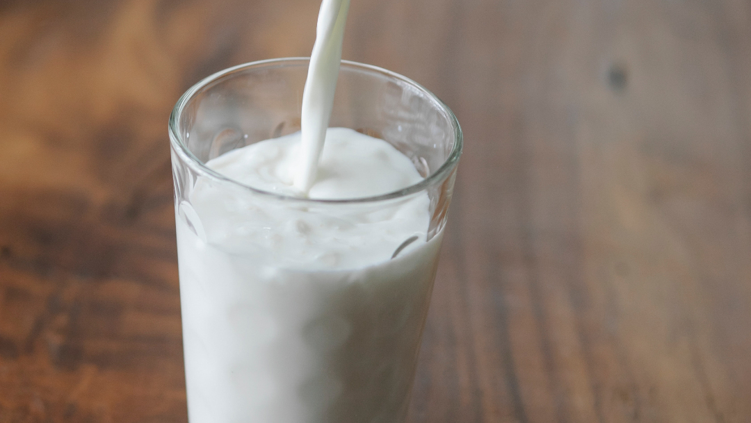 Descubren microplásticos en marcas de leches en México