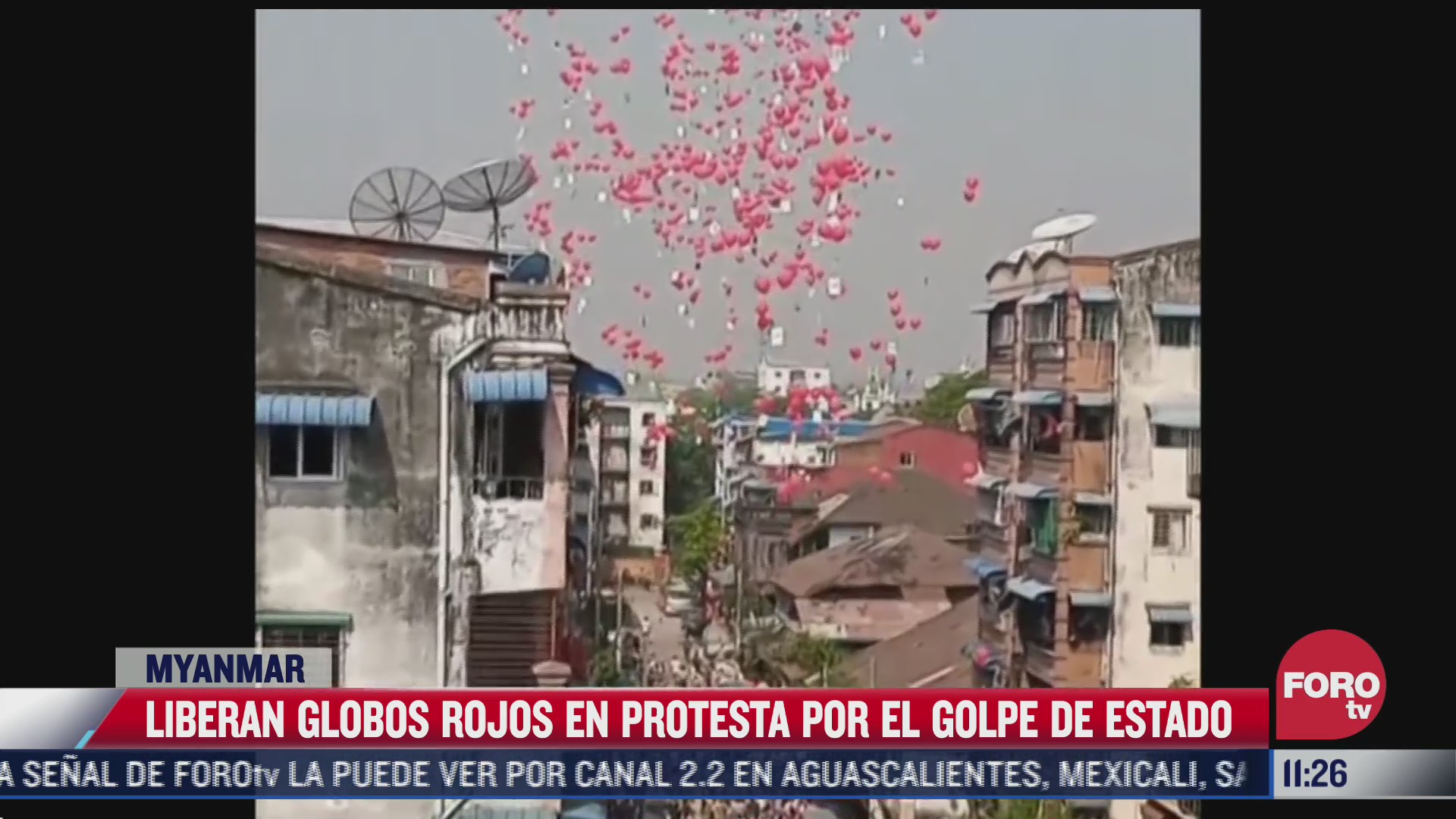 liberan globos rojos en protesta por el golpe de estado en myanmar