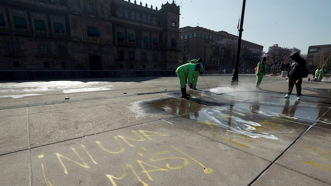 Brigadas de limpieza en el Zócalo capitalino tras marchas por Día Internacional de la Mujer (EFE)