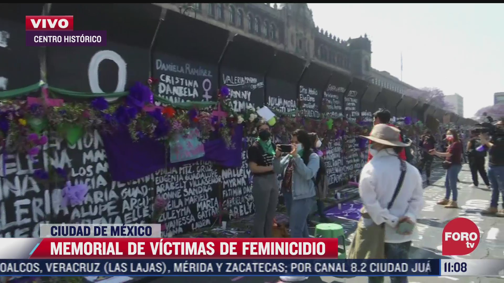 llegan mujeres al memorial de victimas de feminicidio en el centro historico